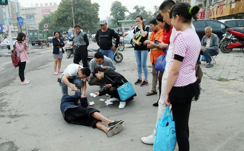 女包廠家志豪皮具反思摔倒老人訛詐救他的人