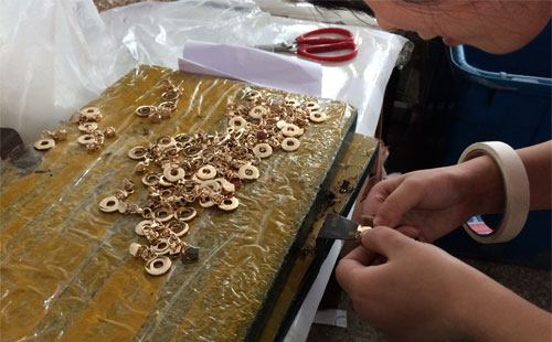 志豪皮具女包工廠臺(tái)面作業(yè)原來(lái)是這樣的