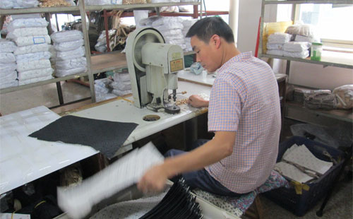 志豪皮具女包工廠臺(tái)面作業(yè)原來(lái)是這樣的