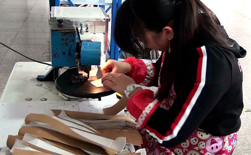 【想知道】女包廠家志豪皮具膠水部作業(yè)標(biāo)準(zhǔn)嗎