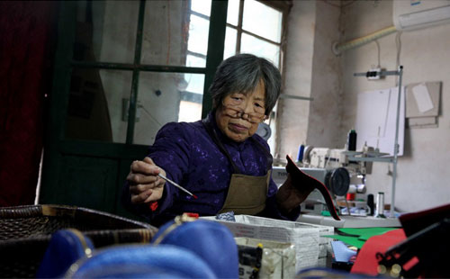 女包工廠志豪皮具贊六旬老太和她的時(shí)尚包包