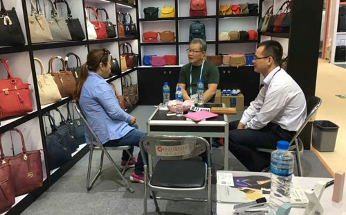 “俘獲”迪拜一客戶 女包加工服務義烏箱包廠這樣做